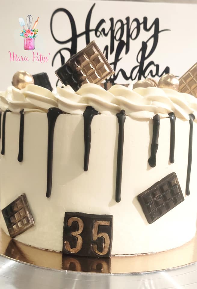 Drip cake blanc, pochage de ganache montée au chocolat blanc et tablettes de chocolat
