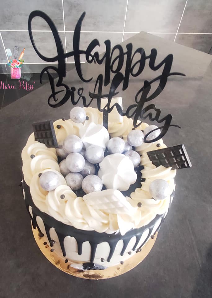 Drip cake vu du dessus, couronne de ganache montée au chocolat blanc pochée à la douille