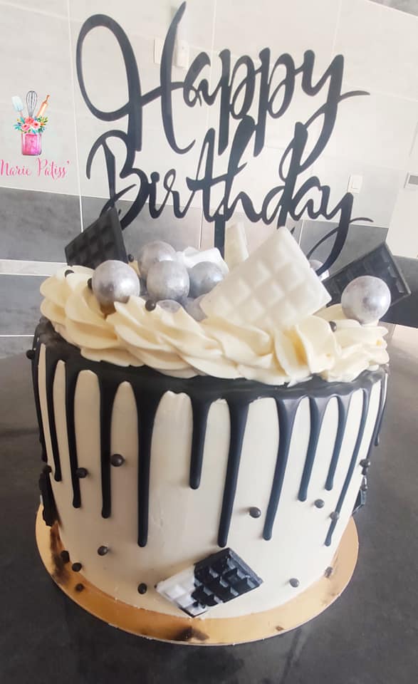 Drip cake blanc et noir, pochage de ganache montée au chocolat blanc et perles argentées