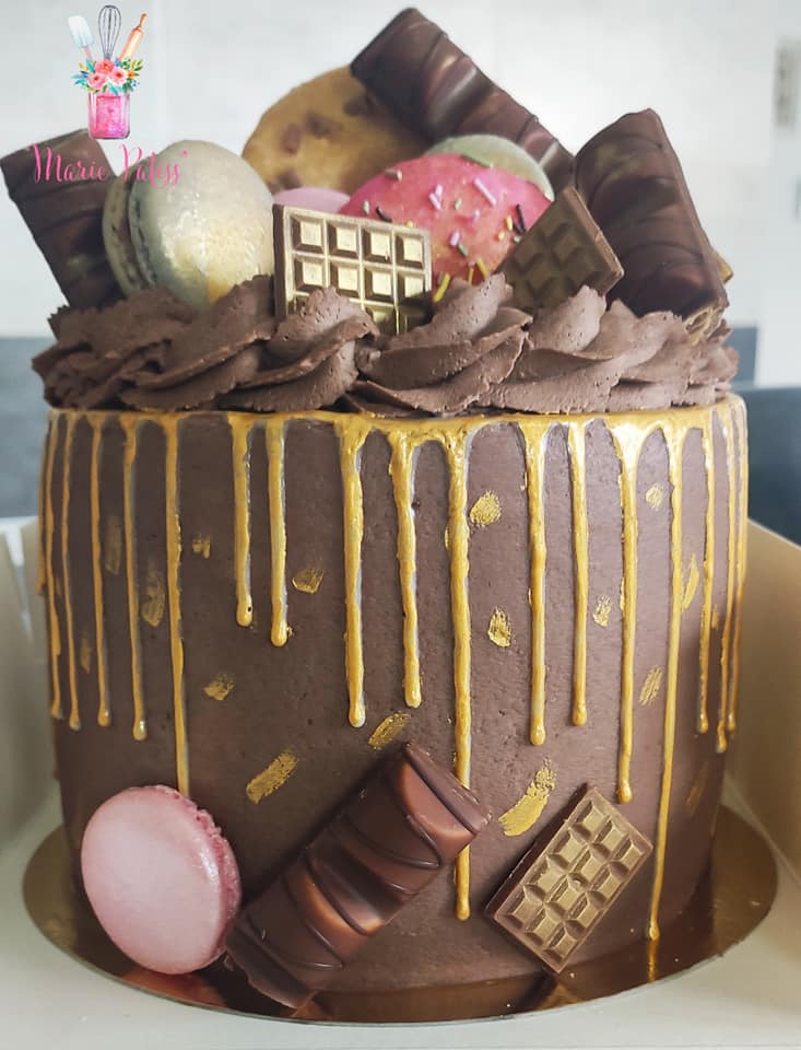 Drip cake au chocolat avec coulures dorées et rosaces de ganache montée au chocolat
