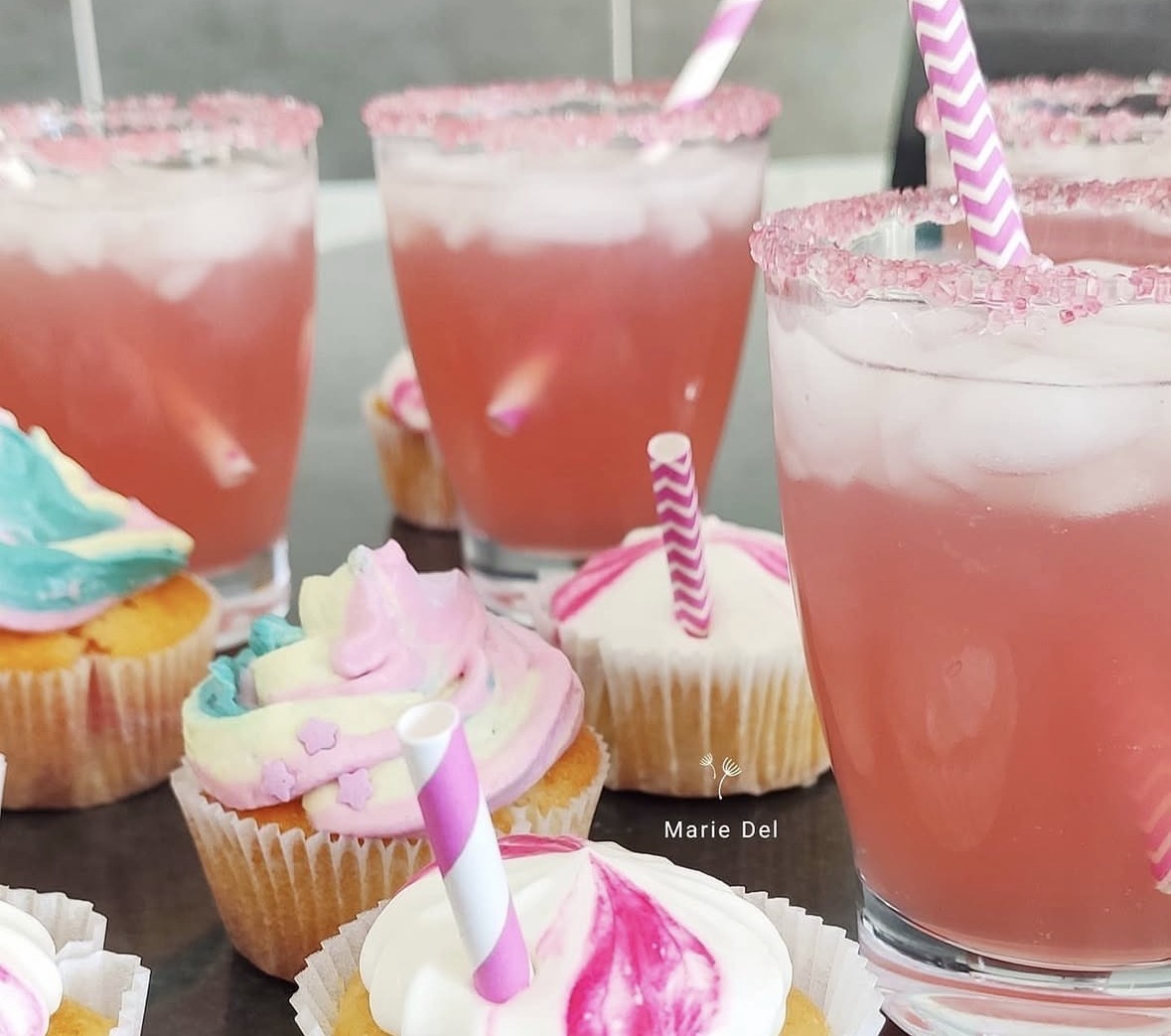 Cupcakes au topping coloré et verres de pink lemonade