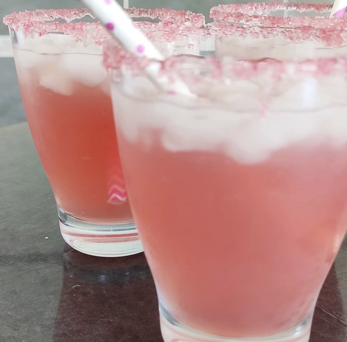 Deux verres de pink lemonade au bord givré de sucre rose