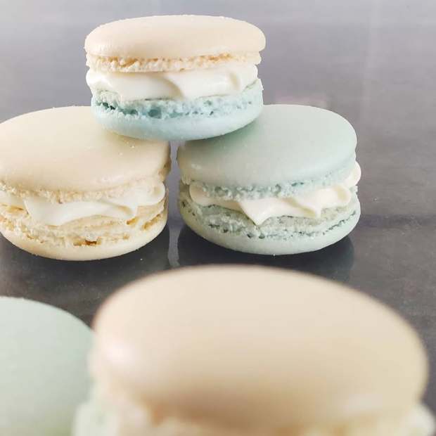 Macarons pastel bleu et crème